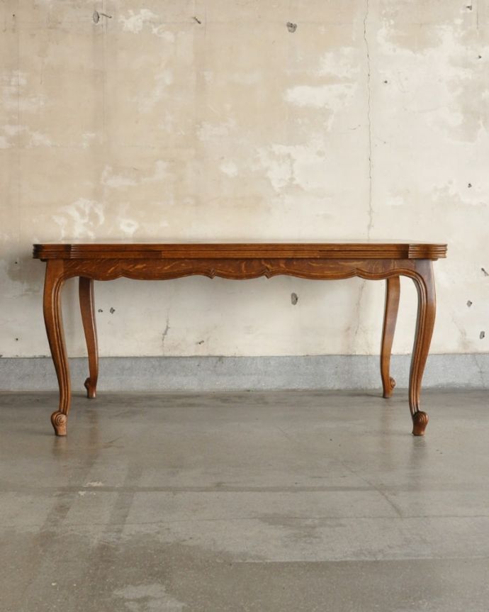 アンティークのテーブル　アンティーク家具　フランスの伸長式テーブル、猫脚が優雅なアンティークのダイニングテーブル。横から見てもステキやっぱり脚の曲線が美しい･･･みんなに自慢したくなる脚線美です。(j-2673-f)