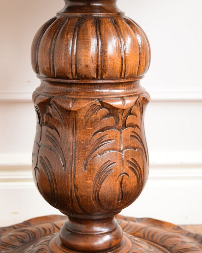 アンティークのテーブル　アンティーク家具　オケージョナルテーブル。豪華な装飾に注目！英国伝統の豪華な装飾がたっぷりと入った贅沢なテーブルです。(j-2676-f)