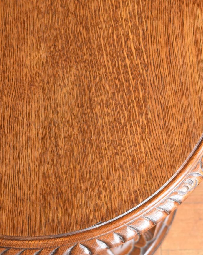 アンティークのテーブル　アンティーク家具　オケージョナルテーブル。近づいてみると…木目もキレイな天板。(j-2676-f)