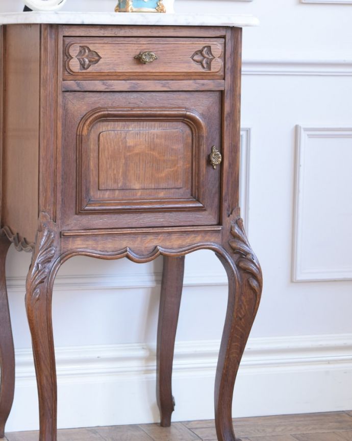 アンティークのキャビネット　アンティーク家具　ナイトテーブル。フランスらしい彫の美しさが自慢コンパクトな扉面には驚くほど細かい彫。(j-2679-f)