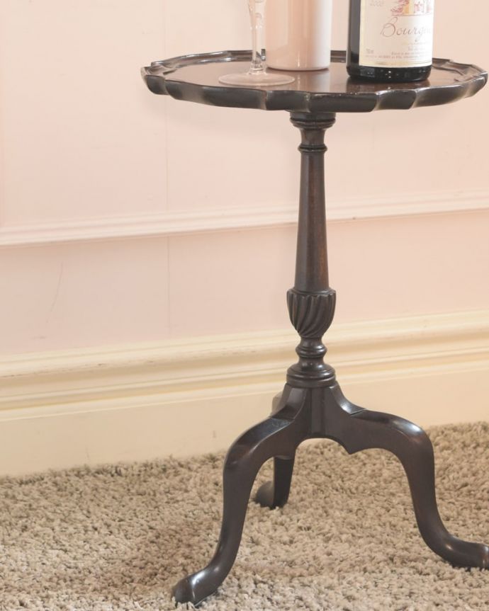 アンティークのテーブル　アンティーク家具　エレガントなアンティーク家具、高級なマホガニー材のワインテーブル。小さくてもアンティークの気品タップリ。(j-2680-f)