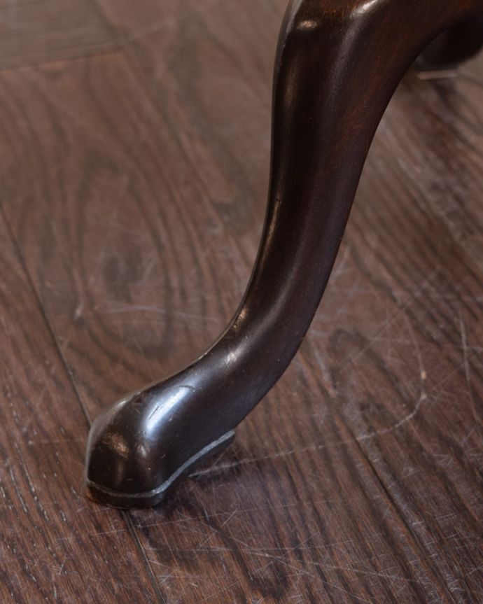 アンティークのテーブル　アンティーク家具　エレガントなアンティーク家具、高級なマホガニー材のワインテーブル。Handleの家具の脚の裏には･･･床にキズが付かないよう脚の裏にフェルトキーパーを付けてお届けしています。(j-2680-f)