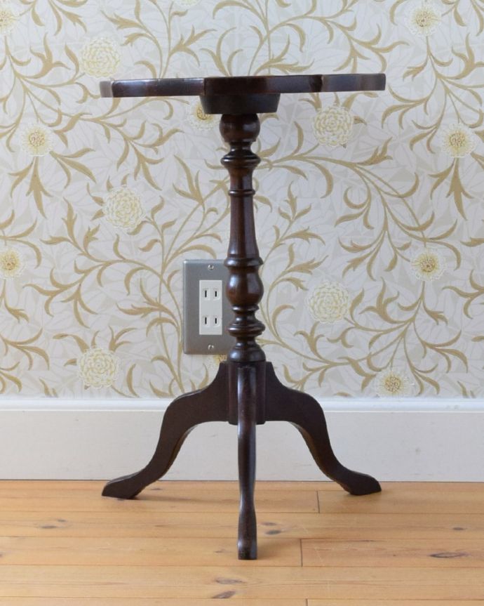 アンティークのテーブル　アンティーク家具　ワインテーブル。横から見ても優雅英国アンティークらしく横顔だって美しいんです。(j-2681-f)