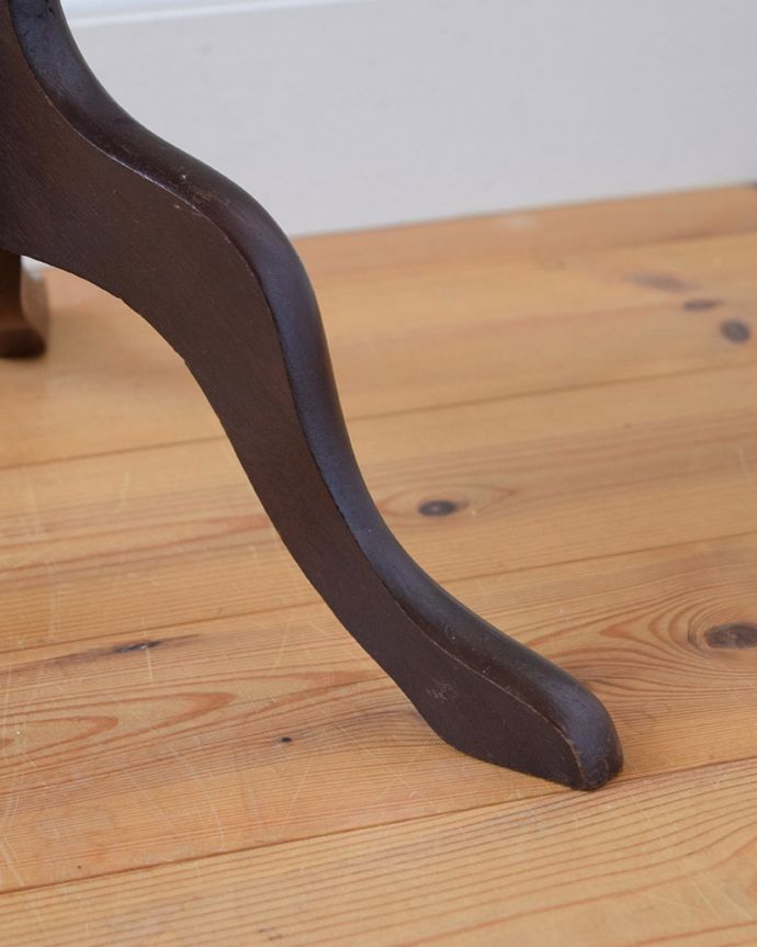 アンティークのテーブル　アンティーク家具　ワインテーブル。Handleの家具の脚の裏には･･･床にキズが付かないよう脚の裏にフェルトキーパーを付けてお届けしています。(j-2681-f)