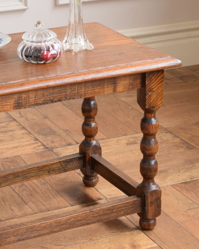 アンティークのテーブル　アンティーク家具　オケージョナルテーブル。英国らしく凝った彫りの入った脚脚だけを見ても、アンティークらしさが感じられる凝った彫。(j-2682-f)
