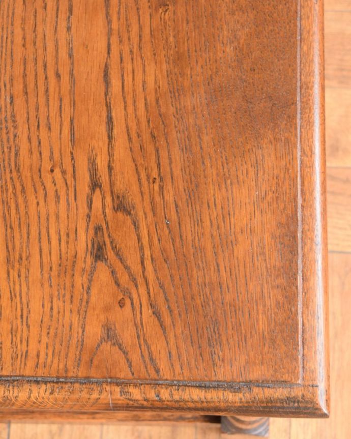 アンティークのテーブル　アンティーク家具　オケージョナルテーブル。近づいて見てみると･･･アンティークはもちろん新品ではないので小さなキズや汚れはありますが、キレイにお直ししたので満足して頂ける自信があります！。(j-2682-f)