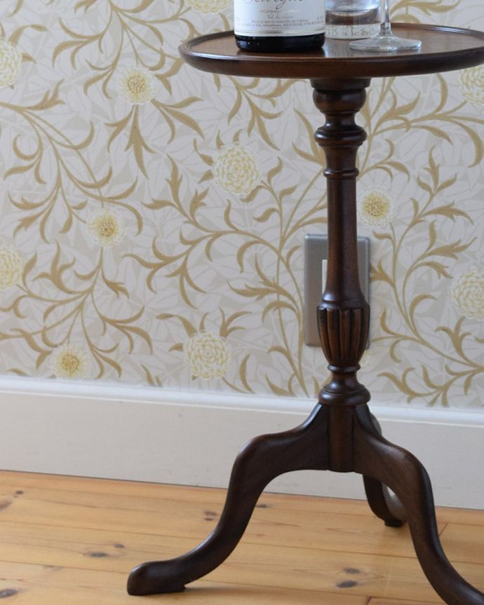 アンティークのテーブル　アンティーク家具　英国のアンティーク家具、木目が美しい贅沢なワインテーブル（サイドテーブル）。小さくてもアンティークの気品タップリ。(j-2684-f)