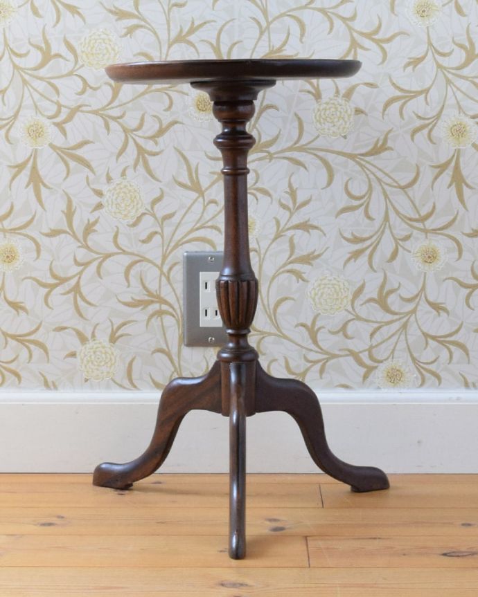 アンティークのテーブル　アンティーク家具　英国のアンティーク家具、木目が美しい贅沢なワインテーブル（サイドテーブル）。横から見ても優雅英国アンティークらしく横顔だって美しいんです。(j-2684-f)