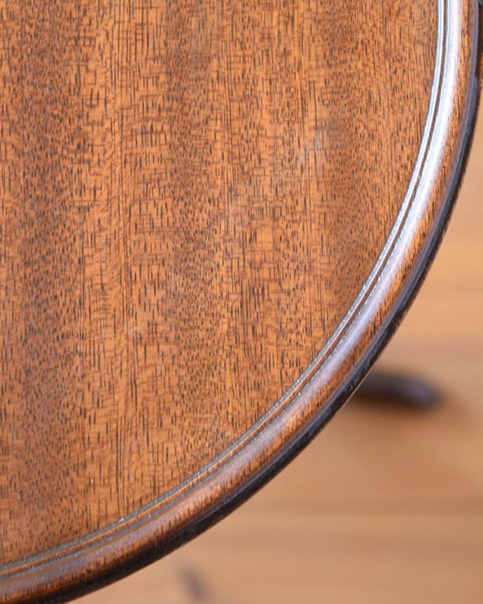 アンティークのテーブル　アンティーク家具　英国のアンティーク家具、木目が美しい贅沢なワインテーブル（サイドテーブル）。近づいて見てみると･･･天板の周りもアンティークらしく美しいデザイン。(j-2684-f)