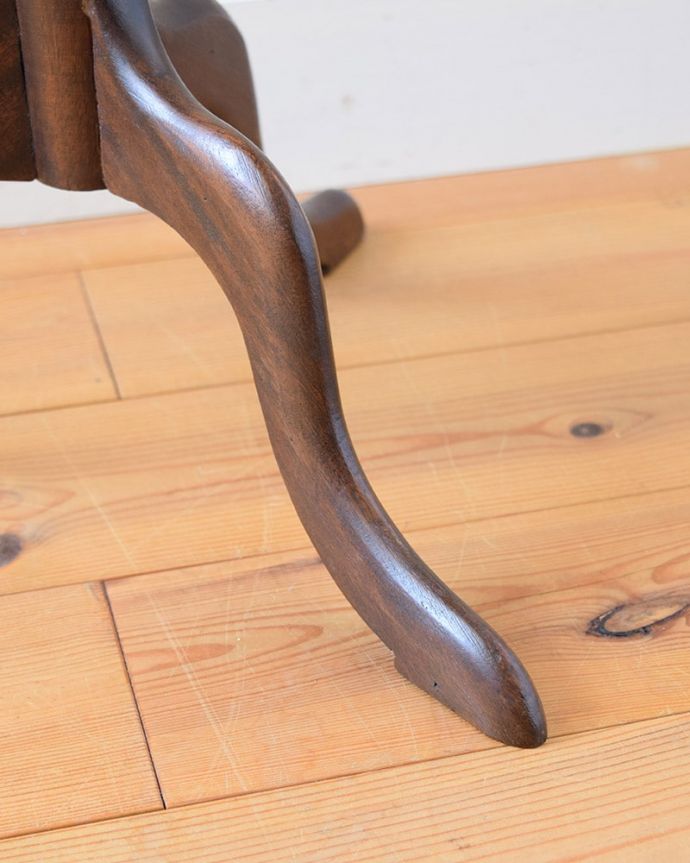 アンティークのテーブル　アンティーク家具　英国のアンティーク家具、木目が美しい贅沢なワインテーブル（サイドテーブル）。Handleの家具の脚の裏には･･･床にキズが付かないよう脚の裏にフェルトキーパーを付けてお届けしています。(j-2684-f)