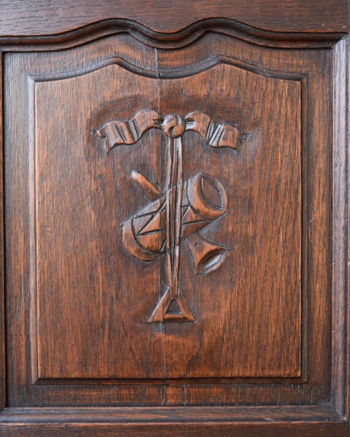 アンティークのキャビネット　アンティーク家具　サイドキャビネット　美しい彫にうっとり…フランスらしいデザイン彫りが描かれた扉。(j-2689-f)