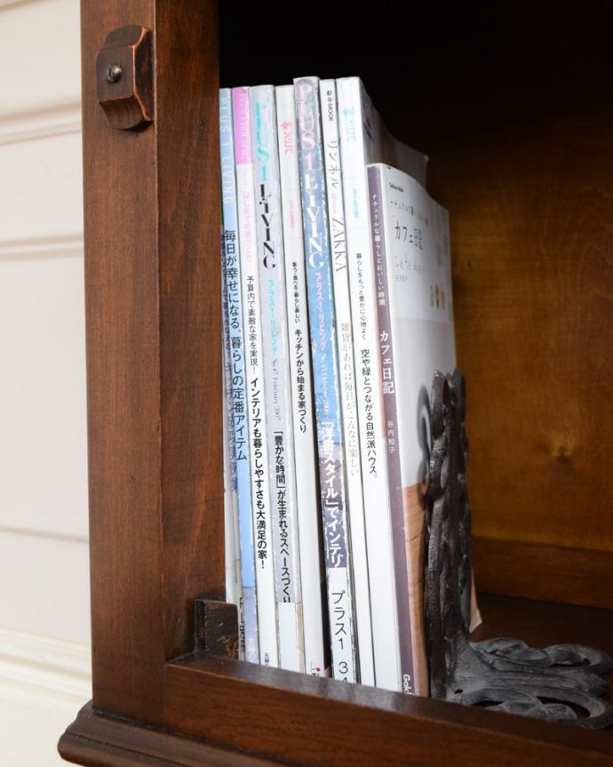 アンティークのキャビネット　アンティーク家具　コンソール　扉の中は収納たっぷりA4サイズの雑誌までしっかり収納出来ちゃう大きさ。(j-2692-f)