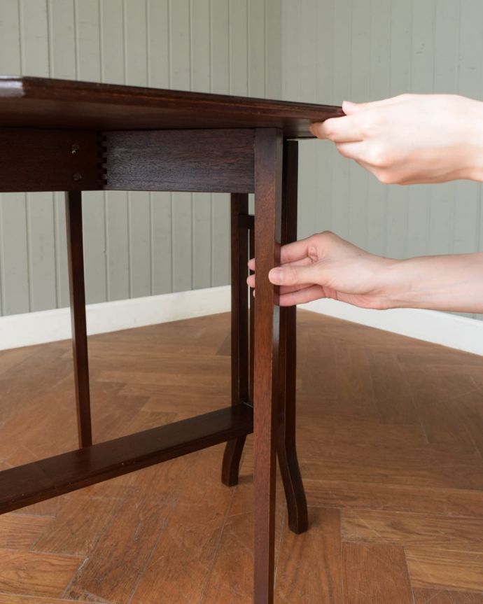 アンティークのテーブル　アンティーク家具　ゲートレッグテーブル　脚を引き出すだけであっという間ゲートのような形をした脚のテーブル。(j-2698-f)