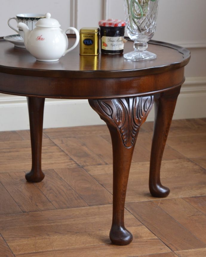 アンティークのテーブル　アンティーク家具　オケージョナルテーブル　しなやかに伸びる脚先に施された定番のデザイン優雅に伸びる脚の先に上品にあしらわれたパッドフット。(j-2700-f)