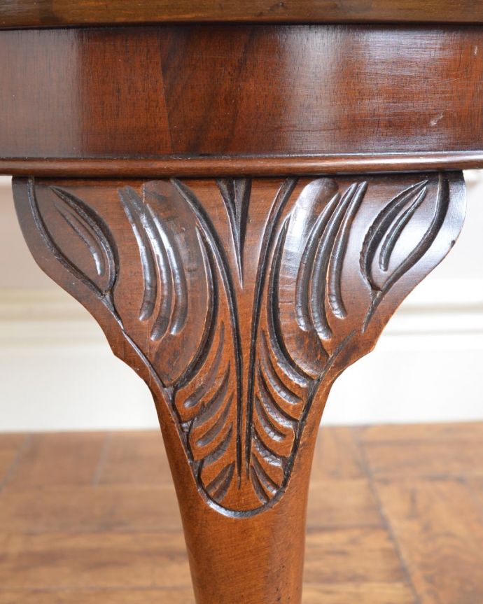アンティークのテーブル　アンティーク家具　オケージョナルテーブル　うっとりする美しさアンティークだから手に入る美しい彫。(j-2700-f)
