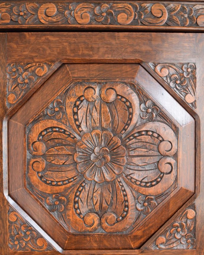 ワードローブ　アンティーク家具　ワードローブ　扉を彩る装飾やっぱり魅力は扉の装飾。(j-2703-f)