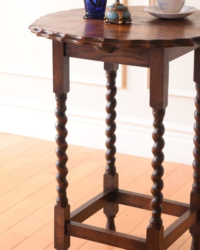 アンティークのテーブル　アンティーク家具　オケージョナルテーブル　間違いなし！英国アンティーク定番のデザインクルックルッとしなやかに巻かれた女性らしいデザインが印象的なツイスト脚。(j-2711-f)