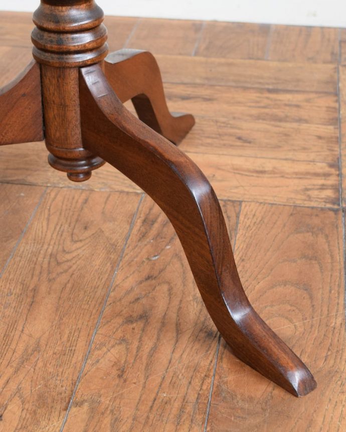 アンティークのテーブル　アンティーク家具　オケージョナルテーブル　脚先には･･･Handleのアンティークは脚の裏にフェルトキーパーを付けています。(j-2712-f)