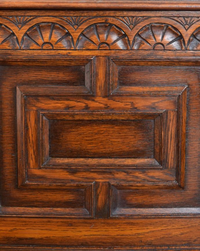 ブランケットボックス・収納ボックス　アンティーク家具　コファー　繊細で美しい彫刻まだ機械がそんなに発達していない時代に、どうやって彫ったんでしょう･･･見事です。(j-2713-f)