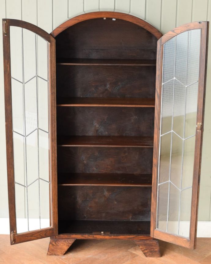 アンティークのキャビネット　アンティーク家具　ブックケース　扉を開けると･･･重い本がたっぷり収納できるように頑丈に作られています。(j-2717-f)