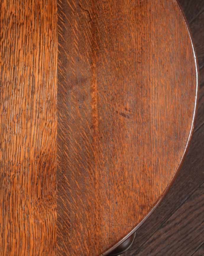 アンティークのテーブル　アンティーク家具　オケージョナルテーブル　近づいてみると･･･アンティークのテーブルは、木目の美しさも魅力の一つです。(j-2720-f)