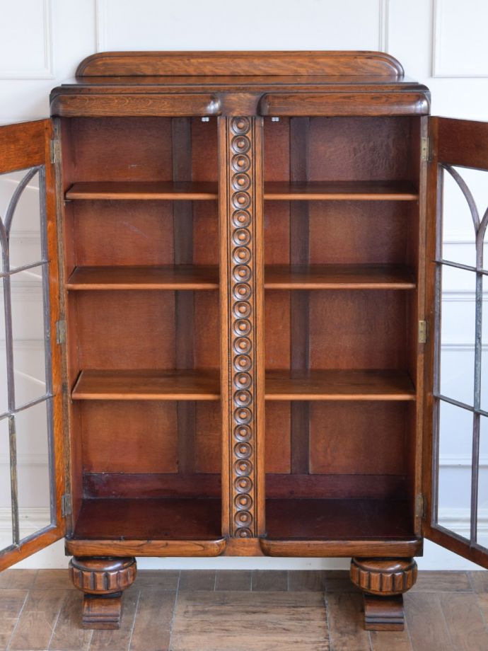 アンティークのキャビネット　アンティーク家具　ブックケース　扉を開けると･･･重い本がたっぷり収納できるように頑丈に作られています。(j-2732-f)