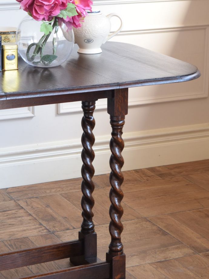 アンティークのテーブル　アンティーク家具　GLT　やっぱり目立っちゃう女性らしいツイスト脚ツイスト脚のテーブルはアンティークのデザインの定番中の定番。(j-2736-f)