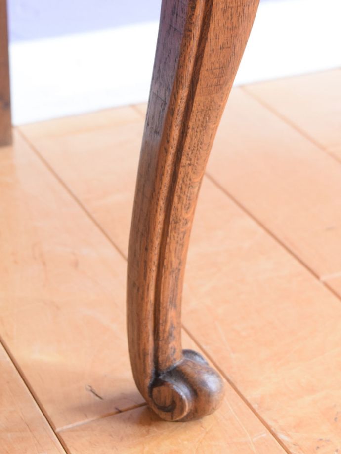 アンティークのチェスト　アンティーク家具　キャビネット　女性1人でラクラク運べちゃう仕掛けHandleのアンティークは、脚の裏にフェルトキーパーをお付けしています。(j-2762-f)