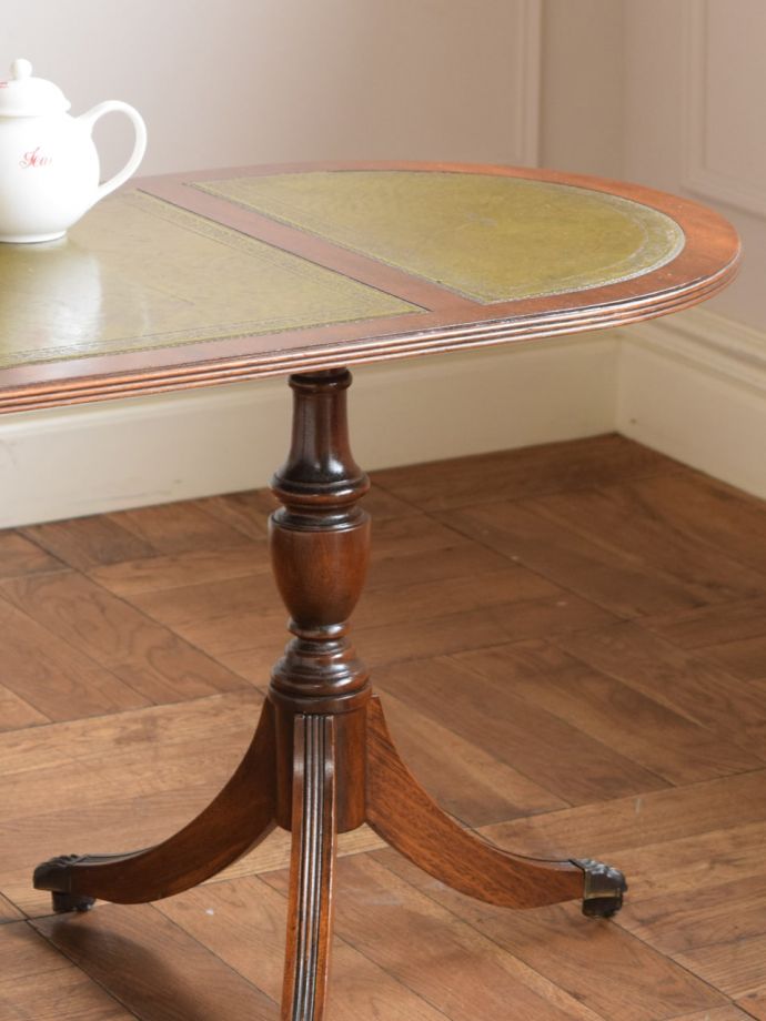 イギリスのおしゃれなアンティークテーブル、２本の脚が美しい楕円の
