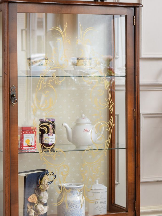 英国アンティークの家具 、お花の模様が描かれたガラスキャビネット（飾り棚）