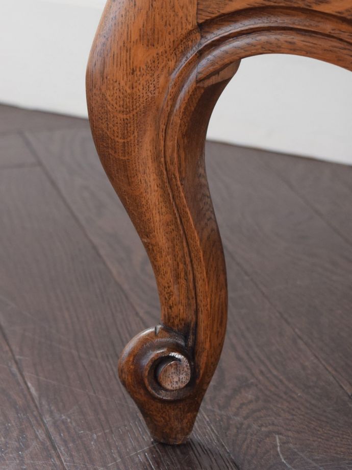 ハンティングスタイルキャビネット 鳥モチーフの繊細な彫刻 ツイスト