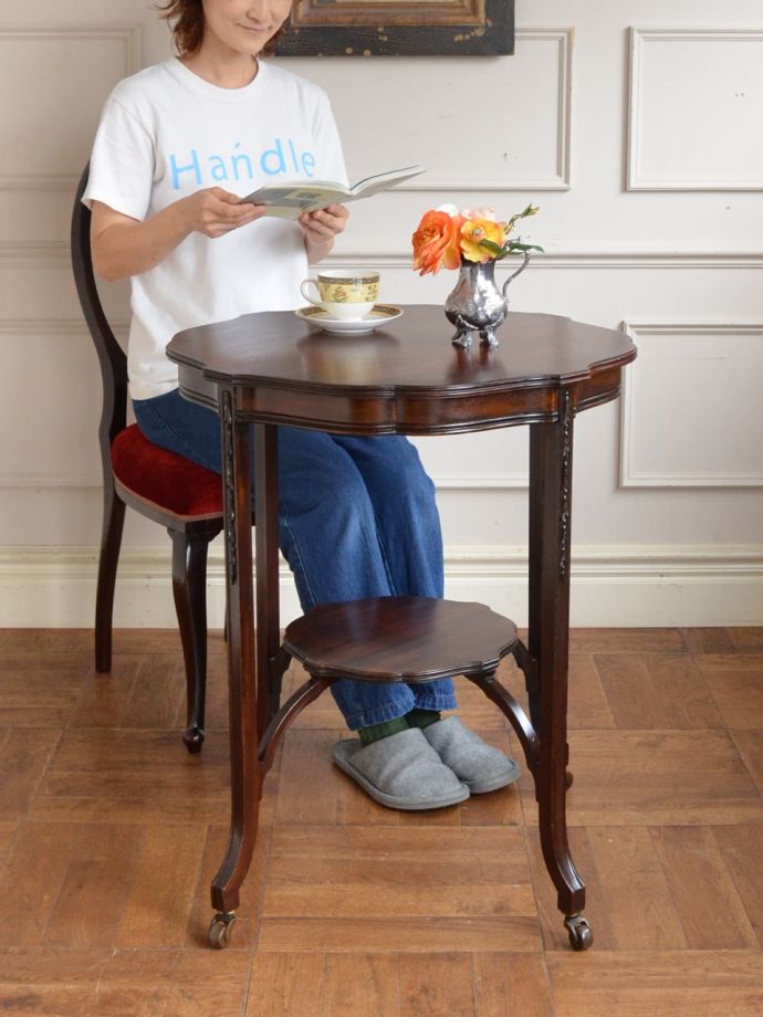 アンティークのおしゃれなテーブル、マホガニー材の優雅なオケージョナルテーブル