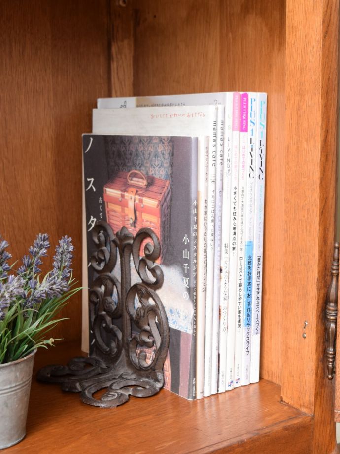 フランスアンティークのガラスキャビネット、優雅な猫脚の扉付き本棚(j