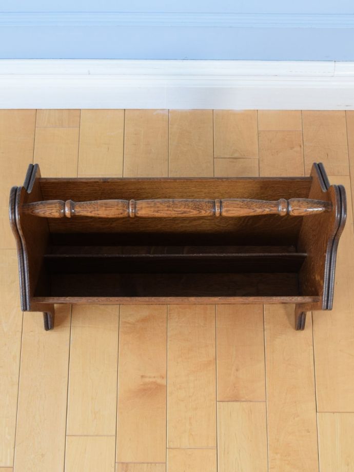 イギリスから届いた実用的に使えるアンティークの家具、木製のおしゃれなマガジンラック