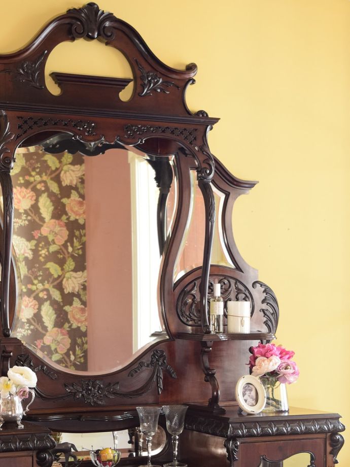 イギリスから届いたアンティークの家具、装飾が美しいマホガニー材の