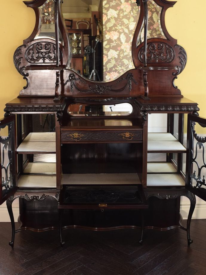 イギリスから届いたアンティークの家具、装飾が美しいマホガニー材の