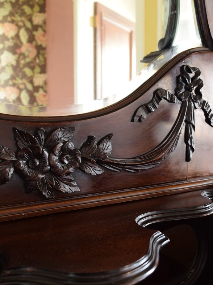 イギリスから届いたアンティークの家具、装飾が美しいマホガニー材のパーラーキャビネット