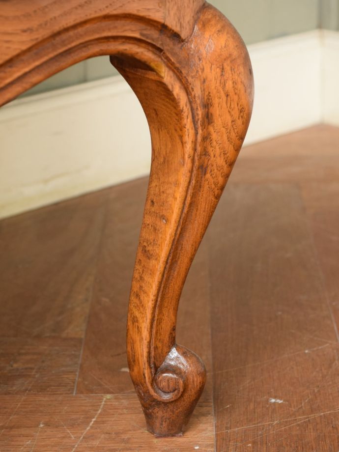 彫刻が優雅なアンティークの家具、フランスから届いた扉と引き出しが付いたおしゃれなキャビネット