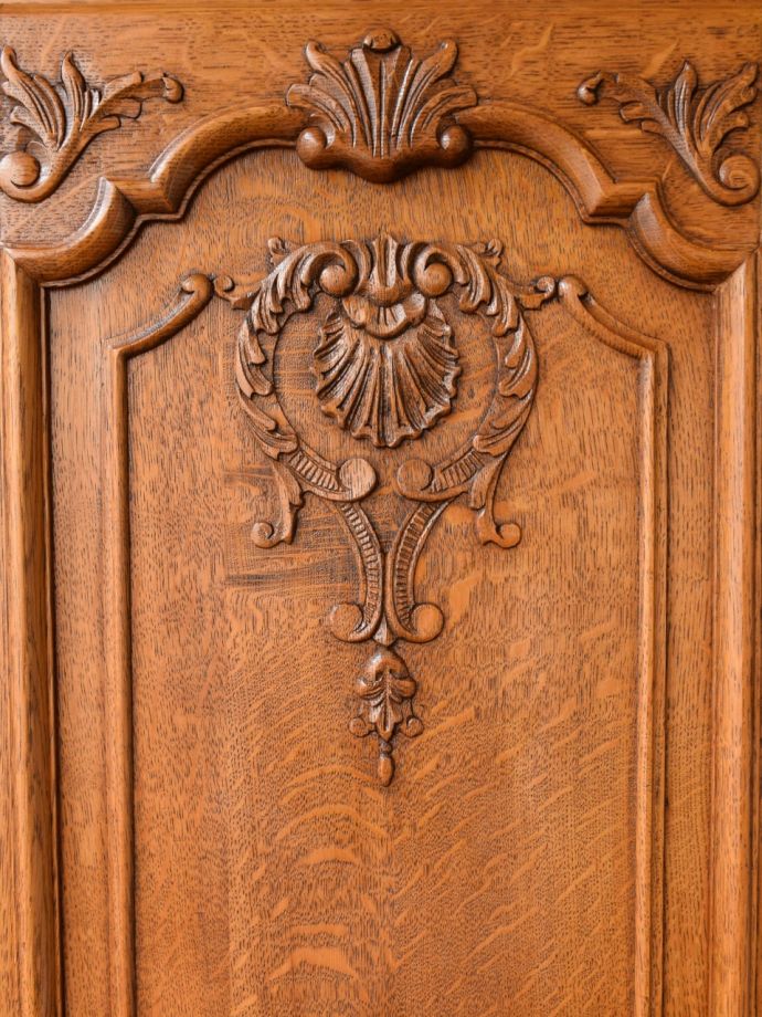 彫刻が優雅なアンティークの家具、フランスから届いた扉と引き出しが付いたおしゃれなキャビネット