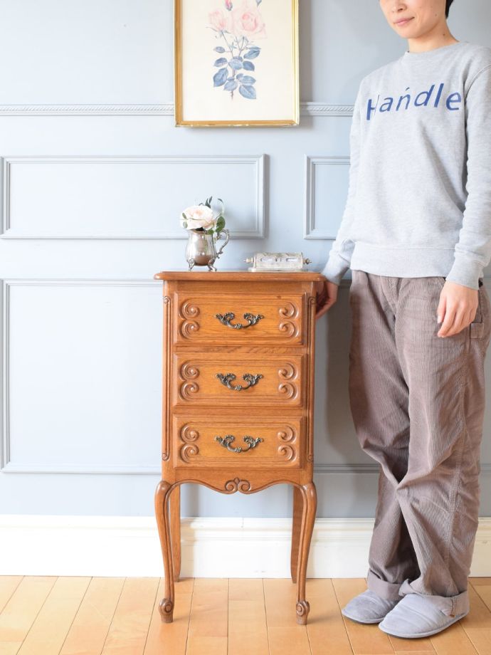 フランスのアンティーク家具、長い猫脚が美しい3段引き出しのサイドチェスト(j-3205-f)｜アンティーク家具