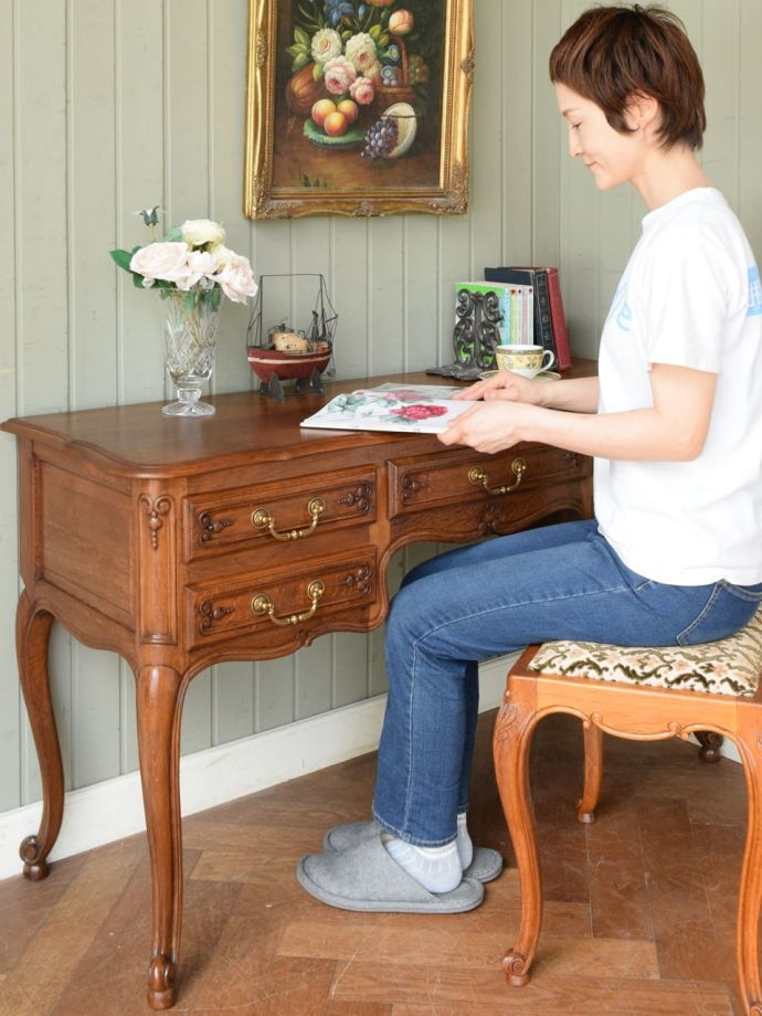 フランスアンティークのデスク、フレンチカブリオール足が美しい書斎机 