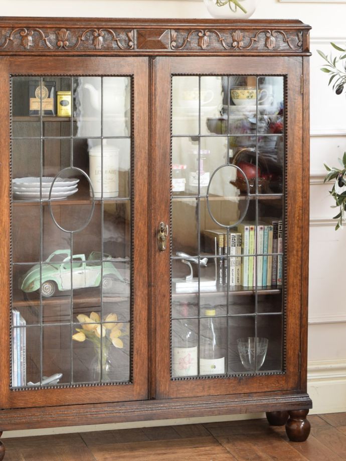 英国アンティークのガラスキャビネット、ステンドグラス扉付きの本棚ブックケース
