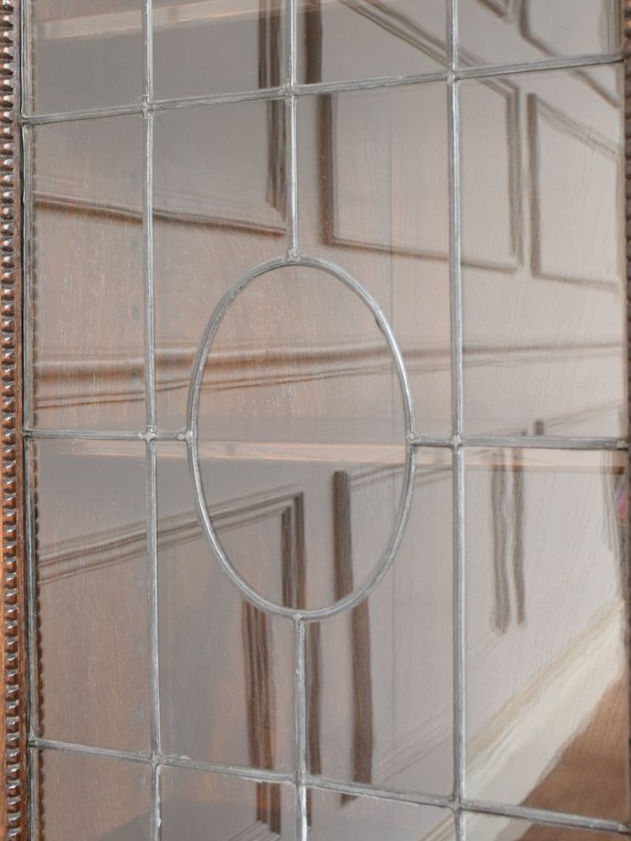 英国アンティークのガラスキャビネット、ステンドグラス扉付きの本棚 
