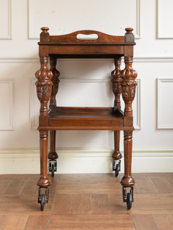 オーク材のアンティークの家具、イギリスで見つけたトレイ付きのトロリーワゴン