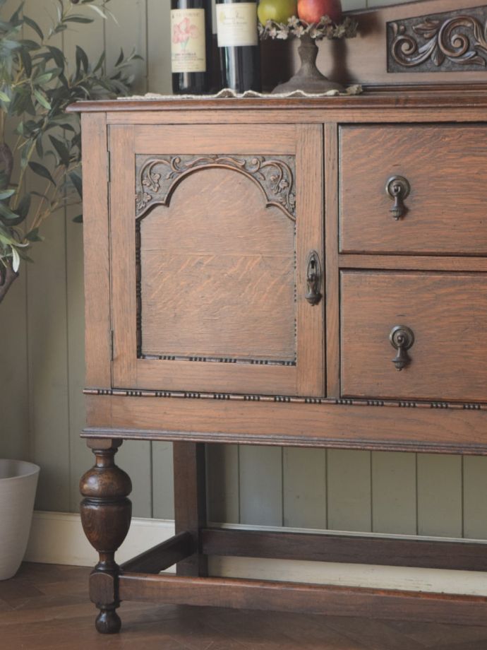 英国アンティークらしいオーク材のサイドボード、バルボスレッグのアンティーク家具