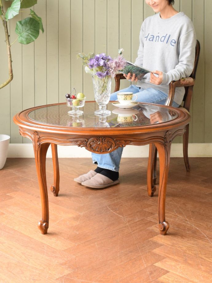 フランスのおしゃれなアンティークテーブル、ガラス天板の優雅なローテーブル