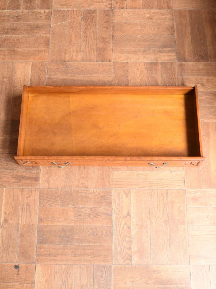 サイドボードの引き出しの中