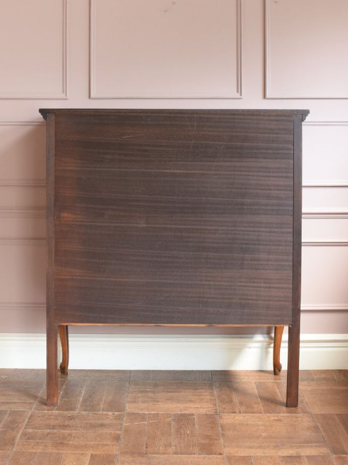 サイドボードの後ろ姿