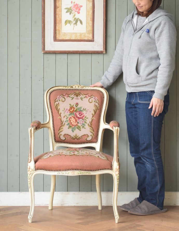 サロンチェア　アンティーク チェア　フランス生まれのサロンチェア、華やかなアンティークプチポワンチェア。飾っても使っても楽しめる椅子です。(j-483-c-2)