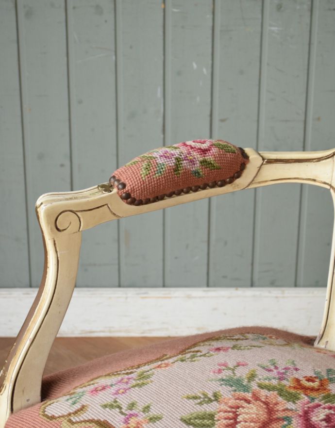 サロンチェア　アンティーク チェア　フランス生まれのサロンチェア、華やかなアンティークプチポワンチェア。肘置きにもプチポワン座った時に便利なアームの部分にもプチポワンの刺繍が。(j-483-c-3)